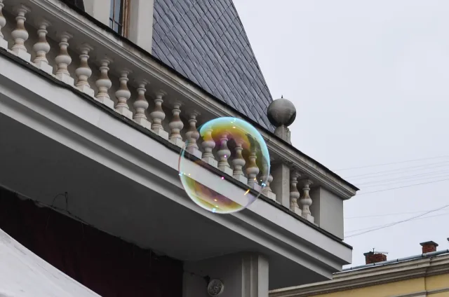 建物の前に浮かぶ、丸みを帯びたシャボン玉