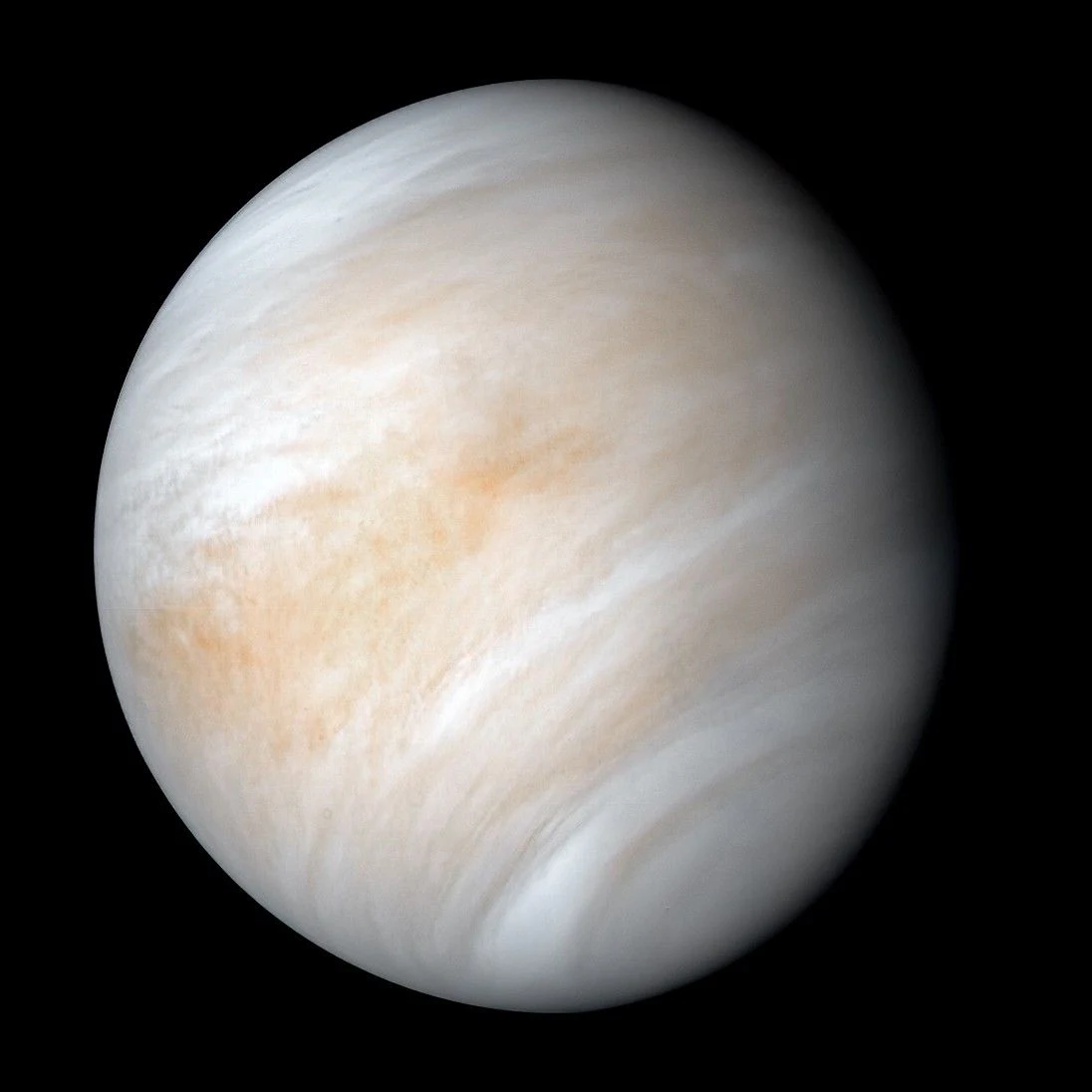 黒い宇宙を背景に、白や淡い橙色の雲に覆われた丸い金星